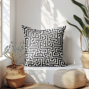 Schwarzes geometrisches Labyrinthmuster auf weißem Kissen