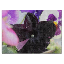 Schwarzes Geranium und farbenfrohe Blüten Schneidebrett