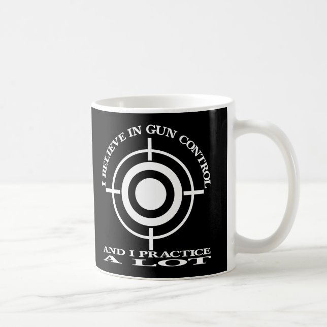 Schwarzes Gewehr-Kontrollen-Praxis-Los Kaffeetasse (Rechts)