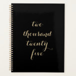 Schwarzes Gold 2025 zweitausendfünfundzwanzig Planer<br><div class="desc">Minimalistischer personalisierter Text in Schwarz und Beige. Die Typografie kann so angepasst werden, dass sie ein anderes Jahr als "zweitausendfünfundzwanzig" liest. Aktualisieren für ein anderes Jahr oder einen anderen Zweck. Anpassen an Schwarzweiß-Farben.</div>