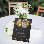 Schwarzes Gold 40. Foto Geburtstagsfeier willkomme Sockelschild<br><div class="desc">Ein Willkommensschild für ein 40. Party. Schwarzer Hintergrund und Imitate goldfarbene Sterne. Personalisieren und fügen Sie einen Namen und ein Foto hinzu.</div>