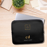 Schwarzes Gold Monogramm Initités Namenslogo Laptopschutzhülle<br><div class="desc">Ein klassischer schwarzer Hintergrund. Personalisieren Sie Ihr Firmenlogo,  Monogramm-Initialen und Ihren vollständigen Namen und fügen Sie es hinzu. Modern,  trendig und einfach. Sowohl für ihn als auch für sie.</div>