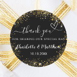 Schwarzes goldenes Herz Hochzeit danke Runder Aufkleber<br><div class="desc">Ein stilvoller schwarzer Hintergrund mit vergoldetem Imitat,  Glitzern. Personalisieren und fügen Sie Ihre Namen und Hochzeitsdatum. Mit dem Text: Danke,  dass Sie unseren besonderen Tag geteilt haben.</div>