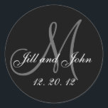 Schwarzes graues Monogramm nennt 2012 Wedding Runder Aufkleber<br><div class="desc">Schwarzes graues Monogramm nennt 2012 Wedding Siegel. Elegante Hochzeitsaufkleber mit Monogramm,  Hochzeitsdatum und Braut und Bräutigamnamen,  die Sie mit Ihrer persönlichen Information und Hochzeitsfarbentwurf besonders anfertigen können. Ein großer Aufkleber für Gastgeschenk Hochzeitsaufkleber,  Tortenschachtel-Aufkleber-,  weddingLeckereitasche Siegel- und weddingeinladungs-Umschlag Aufkleber. Entwurf durch Elke Clarke ©2008.</div>