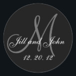 Schwarzes graues Monogramm nennt 2012 Wedding Runder Aufkleber<br><div class="desc">Schwarzes graues Monogramm nennt 2012 Wedding Siegel. Elegante Hochzeitsaufkleber mit Monogramm,  Hochzeitsdatum und Braut und Bräutigamnamen,  die Sie mit Ihrer persönlichen Information und Hochzeitsfarbentwurf besonders anfertigen können. Ein großer Aufkleber für Gastgeschenk Hochzeitsaufkleber,  Tortenschachtel-Aufkleber-,  weddingLeckereitasche Siegel- und weddingeinladungs-Umschlag Aufkleber. Entwurf durch Elke Clarke ©2008.</div>