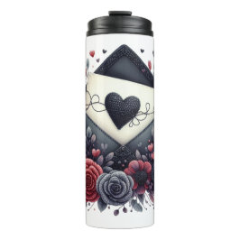 Schwarzes Häkelherz auf Umschlag Thermosbecher