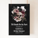 Schwarzes Halloween-Brautparty Begrüßung Poster<br><div class="desc">Herzlich Willkommen in unserem Black Halloween Floral Skull Brautparty Welcome Poster! Dieses auffallende Design besticht durch einen wunderschön detaillierten Schädel, umgeben von dunklen, gotischen Blumen vor schwarzem Hintergrund, was die perfekte Mischung aus unheimlicher und raffinierter Eleganz schafft. Dieses Poster eignet sich hervorragend, um die Stimmung eines Halloween-Brautparty zu setzen, und...</div>