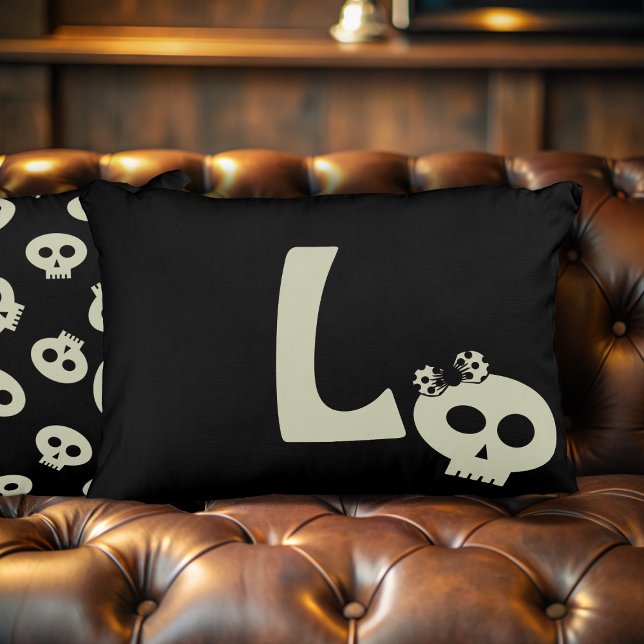 Schwarzes Halloween-Kissen mit niedlichem Skull-Mo Zierkissen (A cute girly skull pillow to add your initial to. Perfect for your Halloween home decor)