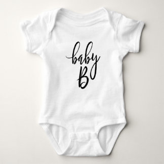 Schwarzes handgeschriebenes Skript des Baby-B Baby Strampler