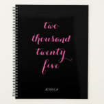 Schwarzes heiß rosa 2025 zweitausendfünfundzwanzig planer<br><div class="desc">Minimalistischer personalisierter Text in Schwarz und Rosa. Die Typografie kann geändert werden, um ein anderes Jahr als "zweitausendfünfundzwanzig" zu lesen. Aktualisieren oder anpassen Sie es für ein anderes Jahr oder einen anderen Zweck. Ihr Name ist in einem modernen Schriftart-Stil. Passen Sie die Farben auf Schwarz und Weiß an.</div>