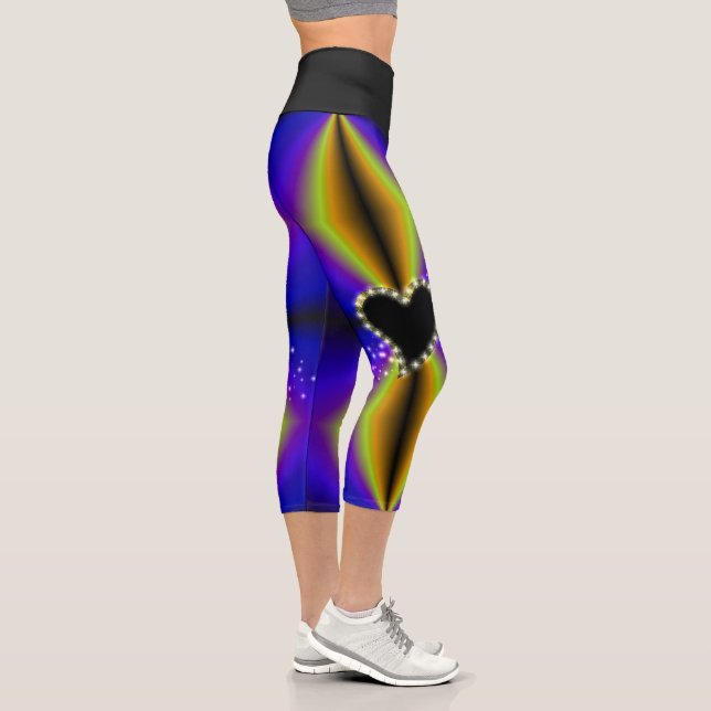 Schwarzes Herz mit Sternen auf lila gelben Regenbo Capri Leggings (Rechts)