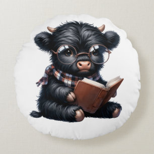 Schwarzes Highland-Rind liest ein Buch Rundes Kissen