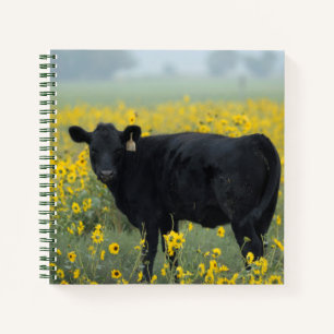 Schwarzes Kalb auf einem Feld mit Sonnenblumen Notizbuch