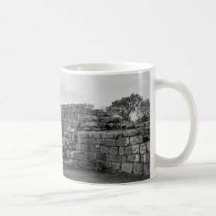 Schwarzes karrt Drehkopf auf Hadrians Wand Kaffeetasse