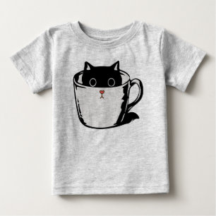 Schwarzes Kätzchen mit roter Nase, das sich in ein Baby T-shirt
