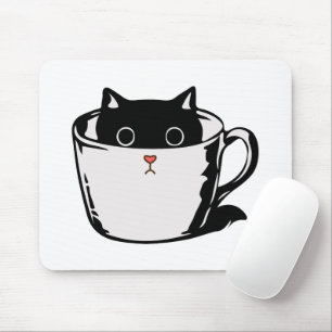 Schwarzes Kätzchen mit roter Nase, das sich in ein Mousepad