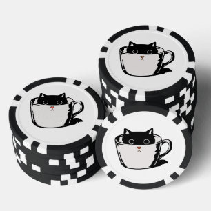 Schwarzes Kätzchen mit roter Nase, das sich in ein Pokerchips