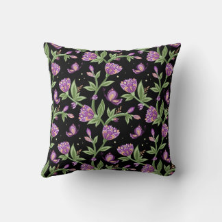 Schwarzes Kissen mit violetten Blumen