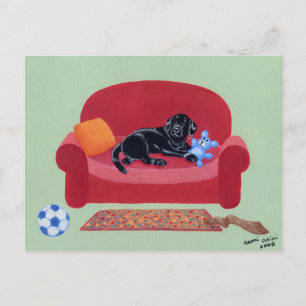Schwarzes Labrador auf dem rosa Sofa Postkarte