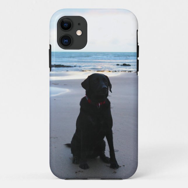 Schwarzes Labrador auf einem Strand Case-Mate iPhone Hülle (Rückseite)