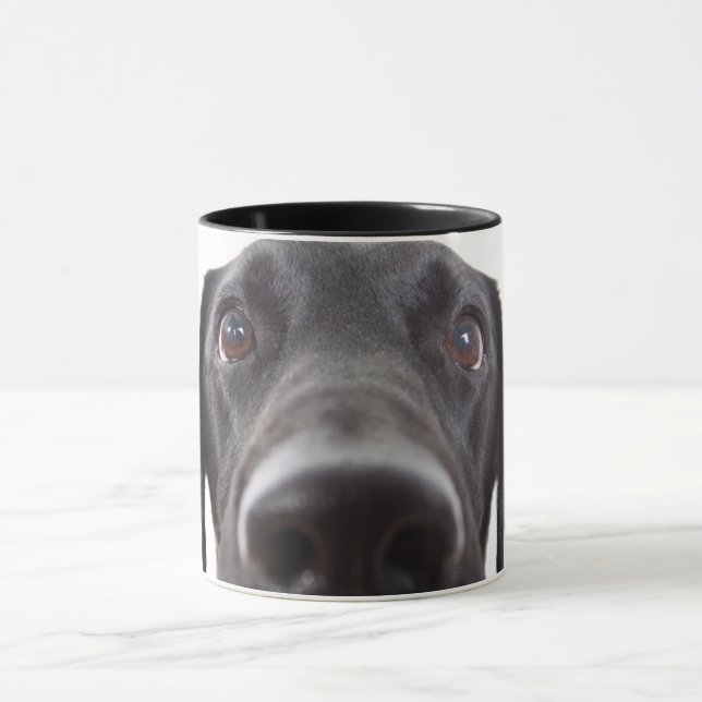 Schwarzes Labrador Closeup-Portrait Tasse (Zentrum)