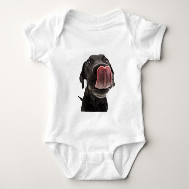 Schwarzes Labrador, das seine Nase leckt Baby Strampler (Vorderseite)