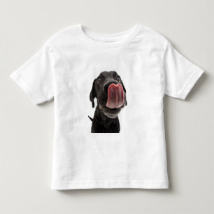 Schwarzes Labrador, das seine Nase leckt Kleinkind T-shirt