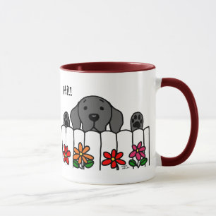 Schwarzes Labrador, das Sie aufpasst Tasse
