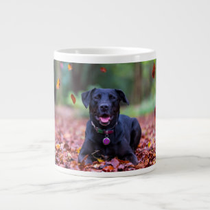 Schwarzes Labrador in Herbstlauben Jumbo-Tasse
