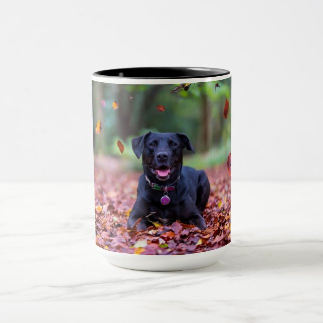 Schwarzes Labrador in Herbstlauben Tasse (Zentrum)