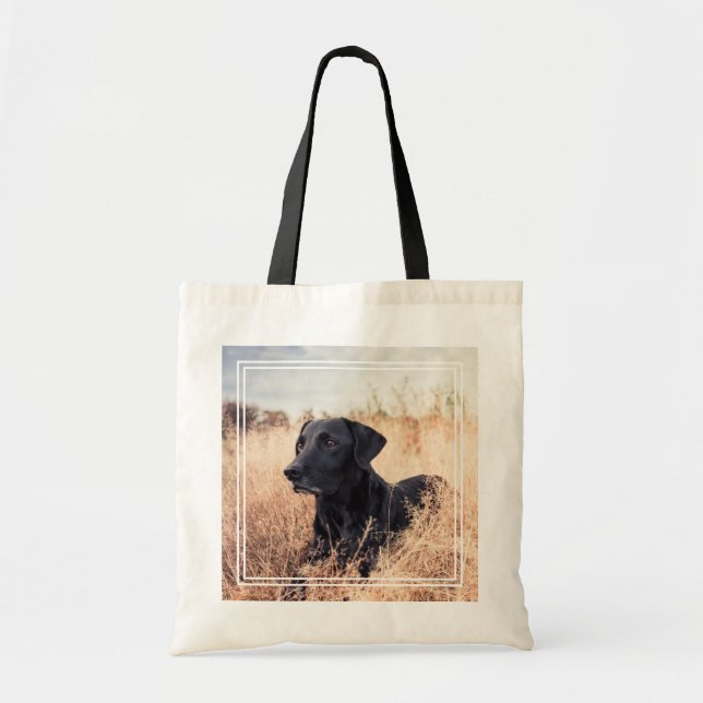 Schwarzes Labrador in trockenem Gras Tragetasche (Vorne)