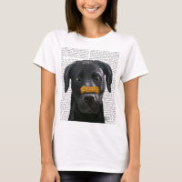 Schwarzes Labrador mit Knochen auf der Nase