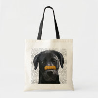 Schwarzes Labrador mit Knochen auf der Nase