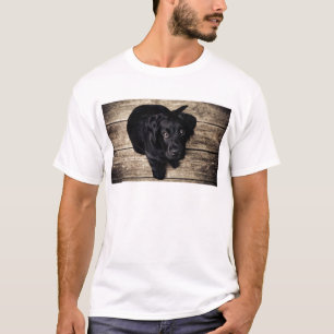 Schwarzes Labrador Retriever Welpe auf Holz T-Shirt