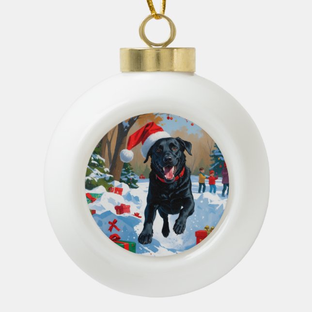 Schwarzes Labrador Weihnachtsfest Schneeszene Keramik Kugel-Ornament (Vorderseite)