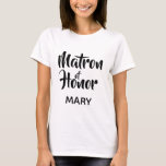 Schwarzes Lässiges Skript Matron von Honor Monogra T-Shirt<br><div class="desc">Trendy Typografie Monogramm T - Shirt. Modernes und stilvolles Design mit dem Text "Matron of Honor" in lässiger Schrift und einem bearbeitbaren Textfeld für einen Namen in eleganten Sans Serif in Schwarz. Anpassen Sie dieses Design einfach an Ihren Stil, indem Sie auf "Anpassen" klicken, um zum Design-Tool zu gehen und...</div>