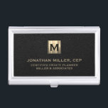 Schwarzes Leder Luxus Gold Erstlogo Visitenkarten Dose<br><div class="desc">Einfaches modernes Luxus-Design mit goldgebürstetem Gold-Erstlogo-Medaillon mit personalisiertem Namen,  Firmenname oder Sondertext unten in klassischer Blocktypografie auf schwarzem Ledertexturhintergrund. Personalisieren Sie Ihre individuelle Verwendung.</div>