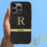Schwarzes Leder Textur Monogram Name Gold iPhone 16 Pro Max Hülle<br><div class="desc">Personalisiertes Monogramm und Name. Schwarze Ledertextur mit goldfarbenem,  elegantem Schriftsatz (nicht echtem Leder). Anspruchsvolle Geschenkidee für Vater oder Großvater (Ehemann / bedeutender anderer). Wenn Sie eine Designhilfe oder eine besondere Anfrage benötigen,  schicken Sie uns einfach einen Chat und wir machen es für Sie möglich.</div>