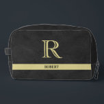 Schwarzes Leder Textur Trim Gold Monogram Name Waschbeutel<br><div class="desc">Personalisiert Monogram und Name für einen Gentleman in deinem Leben. Schwarze Ledertextur mit goldfarbener, eleganter Schrift (nicht echtem Leder). Anspruchsvolle Geschenkidee für Vater oder Großvater (Ehemann / bedeutender anderer). Wenn Sie eine Designhilfe oder eine besondere Anfrage benötigen, schicken Sie uns einfach einen Chat und wir machen es für Sie möglich....</div>
