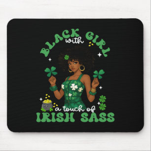 Schwarzes Mädchen mit irischem S St. Patrick's Day Mousepad