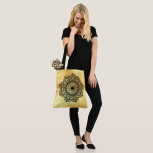 Schwarzes Mandala auf weichem goldenen Hintergrund Tasche