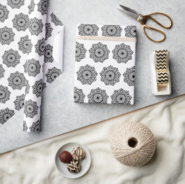 Schwarzes Mandala auf weißem Hintergrund Geschenkpapier