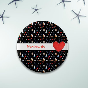 Schwarzes Medizinprodukte-Muster rotes Herz Button