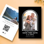 Schwarzes Minimalistisches Foto Save The Date<br><div class="desc">Stilvolles, modernes schick-minimalistisches Monogramm Schwarz mit weißer Save the Date-Flachkarte ist ideal für elegante Hochzeiten in Schwarz und Weiß. Der Doppelbogen repräsentiert zwei Personen, die zusammen zu einem in ihrem Leben werden. Dieses Design besteht aus zwei Fotos, eines auf jeder Seite und hat Ihre Website Adresse und qr Code auf...</div>