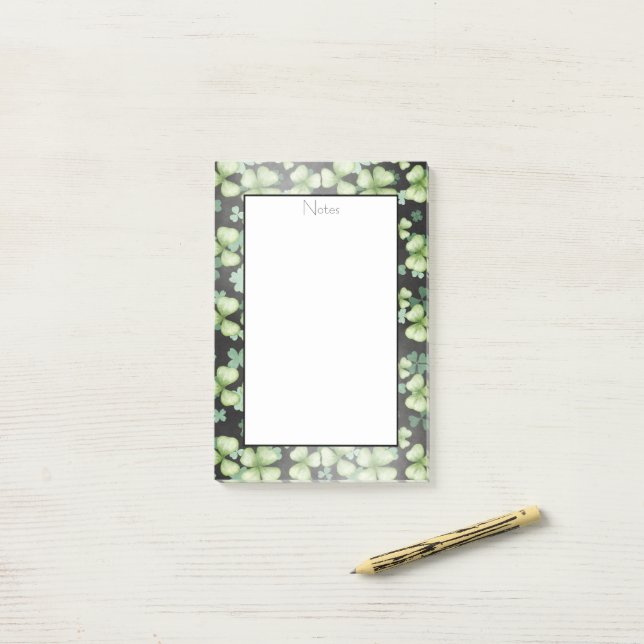 Schwarzes, modernes grünes Kleeblatt Post-it Klebezettel (Auf Schreibtisch)