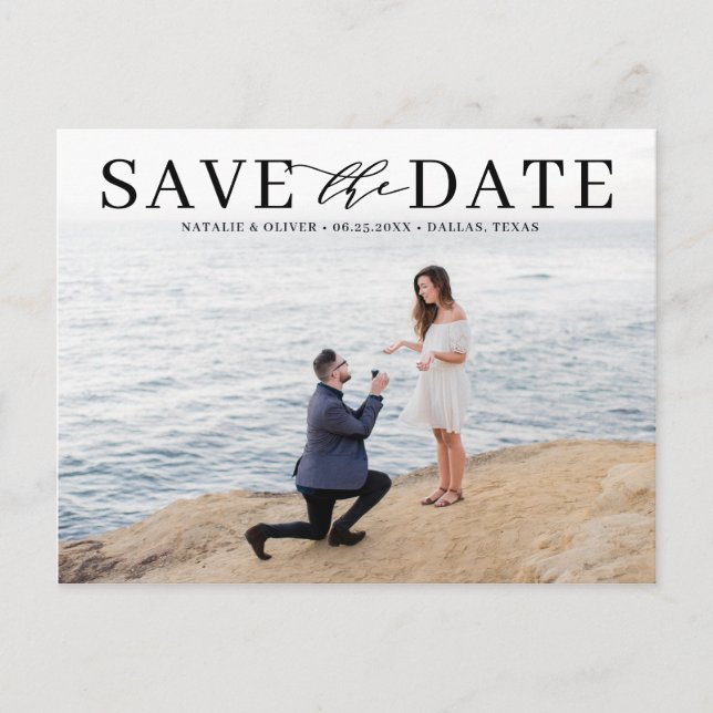 Schwarzes modernes Typografie-Foto Save the Date Ankündigungspostkarte (Vorderseite)