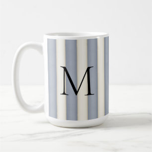 Schwarzes Monogramm auf grauer und antiker weißer Kaffeetasse