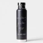 Schwarzes motivierend Zitat Niemals aufgeben Trinkflasche<br><div class="desc">Personalisierte,  motivierend Zitat-Wasserflasche mit grauem,  modernem Schriftart. Das Zitat: "Gib niemals auf. Hör nicht auf." Sie können dieses Design auf jedes andere Produkt auf Zazzle übertragen,  schauen Sie sich an: "Transfer Design zu einem Produkt"!</div>
