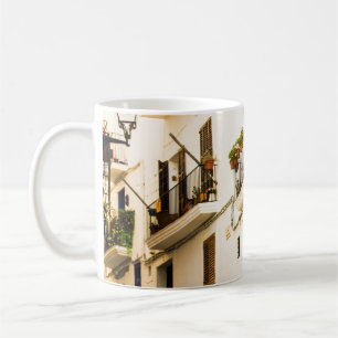 SCHWARZES MOTORRAD IN DER NÄHE EINES WEISSEN WANDG KAFFEETASSE