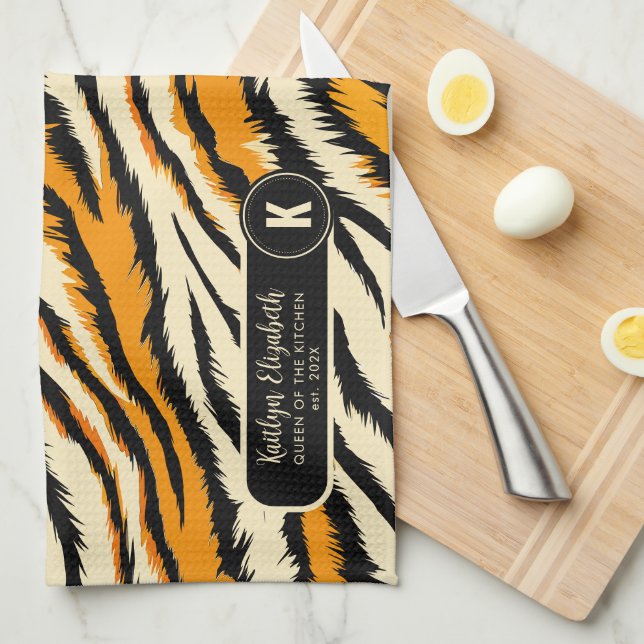 Schwarzes Oranges Tiger-Streifen-Muster-Monogramm Geschirrtuch (Viertel Falte)